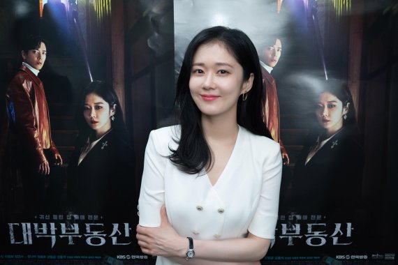 [서울=뉴시스]배우 장나라가 16일 오후 KBS2 수목드라마 '대박부동산' 종영 기념 화상인터뷰에 앞서 포즈를 취하고 있다. (사진=라원문화 제공) 2021.06.16. photo@newsis.com *재판매 및 DB 금지