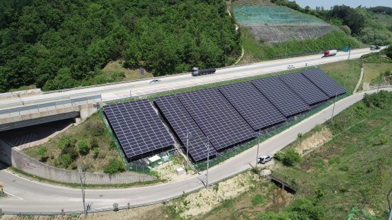 당진 영덕고속도로 유휴부지에 설치된 태양광 발전시설