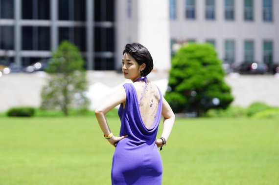 "타투 자유 보호하라" 공개적으로 보라색 등 파인 드레스 입은 女국회의원