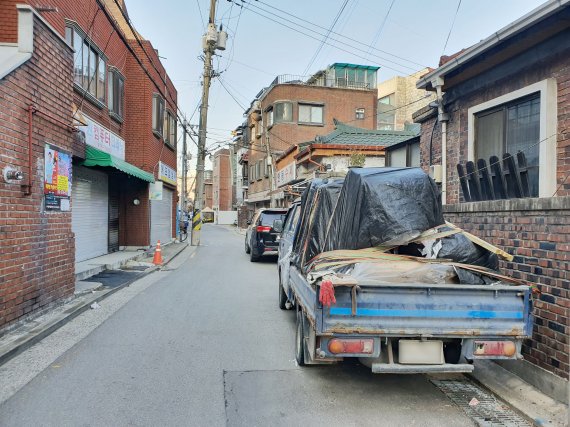 도시재생활성화구역으로 묶인 서울 성북구 장위11구역의 한 주택가 골목길이 노후된 주택 사이로 차가 왕복으로 다니기 힘들 정도로 비좁다. 장위11구역 재개발추진위원회 제공