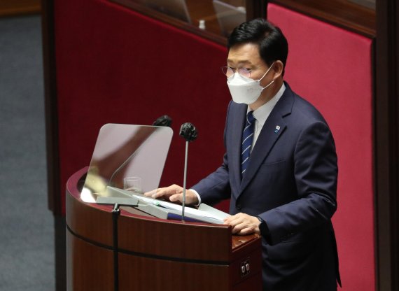 더불어민주당 송영길 대표가 16일 오전 국회에서 열린 본회의에서 교섭단체 대표연설을 하고 있다. 송 대표는 소비 장려 방안으로 ‘신용카드 캐시백’을 제안했다. 사진=박범준 기자