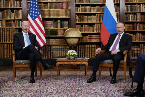 지난 2021년 6월 16일 스위스 제네바에서 조 바이든 미국 대통령(왼쪽)과 블라디미르 푸틴 러시아 대통령이 정상회담에 앞서 대화하고 있다.AP뉴시스