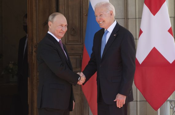 16일(현지시간) 조 바이든 미국 대통령(왼쪽)과 블라디미르 푸틴 러시아 대통령이 스위스 제네바의 '빌라 라 그랑주'에 도착해 첫 회담 전 악수를 나누고 있다. AP뉴시스