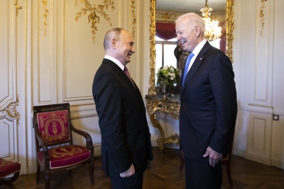 블라디미르 푸틴 러시아 대통령(왼쪽)이 16일(현지시간) 스위스 제네바에서 조 바이든 미국 대통령과 대화하고 있다.AP뉴시스