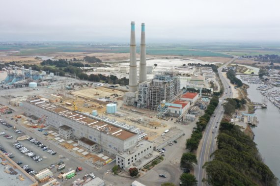 미국의 발전사인 비스트라가 미국 캘리포니아주 몬트레이 카운티 모스랜딩(Moss Landing) 지역에 가동 중인 모스랜딩 발전소 전경. 비스트라는 단일 ESS 사이트 기준으로 세계 최대 전력망 ESS를 구축했다. LG에너지솔루션 제공.