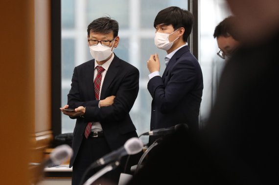 전요섭 금융정보분석원(FIU) 기획행정실장(왼쪽)이 3일 오후 서울 중구 은행회관에서 열린 '가상자산거래소 신고등록안내 현장 간담회'에 참석해 현장 관계자들과 대화를 나누고 있다. 이날 간담회에서는 정보보호 관리체계(ISMS) 인증을 획득한 20개사 거래소를 대상으로 신고접수를 위한 요건과 필요한 보완 사항 등에 대한 설명이 이뤄질 전망이다. 2021.6.3/뉴스1 © News1 민경석 기자