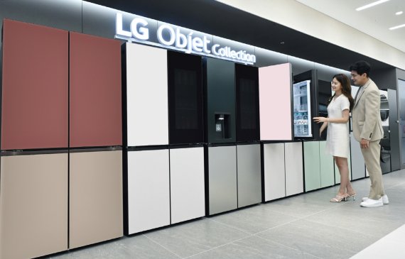 LG전자 모델이 필요에 따라 디자인과 기능을 선택할 수 있는 LG 오브제컬렉션 상냉장 하냉동 제품들을 소개하고 있다. (LG전자 제공)© 뉴스1