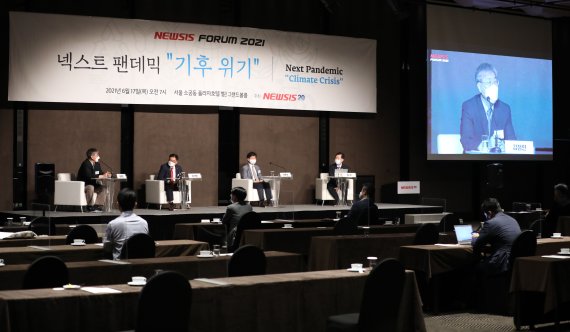 [서울=뉴시스]고범준 기자 = 17일 오전 서울 중구 플라자호텔 그랜드볼룸에서 뉴시스 포럼 2021 '넥스트 팬데믹 기후위기' 대응-탄소 중립 & 기후 금융을 주제로 토론이 진행되고 있다. 왼쪽부터 김정인 중앙대 경제학부 교수, 유재열 한화큐셀 한국M&S사업부문장, 안윤기 포스코경영연구원 상무, 최호 KDB산업은행 ESG·뉴딜총괄담당. 2021.06.17. bjko@newsis.com