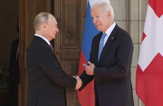 조 바이든 미국 대통령(오른쪽)과 블라디미르 푸틴 러시아 대통령이 16일(현지시간) 정상 회담이 열리는 스위스 제네바의 '빌라 라 그랑주'에 도착해 인사를 하고 있다. /사진=뉴시스