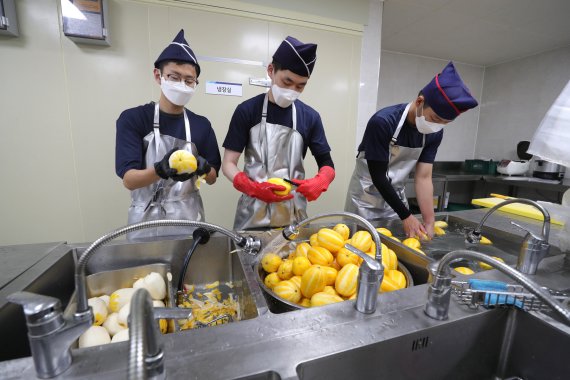 [서울=뉴시스]김병문 기자 = 지난 3일 육군 9사단 참독수리대대에서 조리병들이 식사에 쓸 참외를 깎고 있다. (사진=국방일보 제공) 2021.06.06. photo@newsis.com *재판매 및 DB 금지