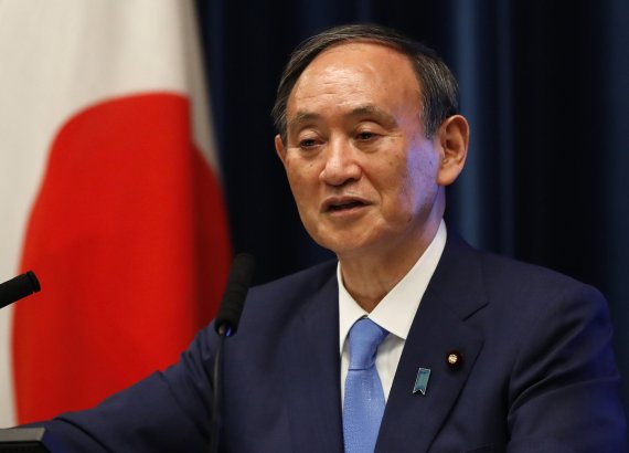 스가 요시히데 일본 총리가 17일 도쿄의 총리 관저에서 기자회견을 열어 긴급사태 해제를 설명하고 있다.AP뉴시스