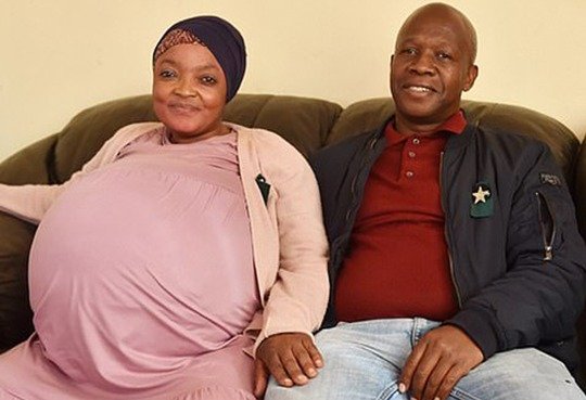 남아프리카공화국에 사는 시톨레 부부가 지난 7일(현지 시간) 7남 3녀 열쌍둥이를 출산했다는 소식을 전했다. (ANA 갈무리) © 뉴스1