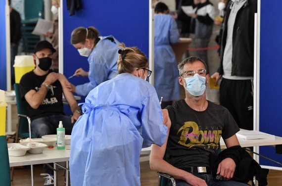 지난 2021년 5월8일(현지시간) 독일 쾰른에서 한 시민이 아스크라제네카 백신을 접종 받고 있다.AP뉴시스