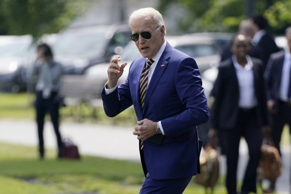 조 바이든 미국 대통령이 18일(현지시간) 워싱턴 백악관에서 대통령 전용헬기 '머린원'에 탑승하기 위해 걸어가고 있다. AP뉴시스
