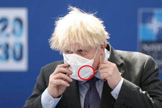 영국 콘월에서 개최된 주요 7개국(G7) 정상회의에 참석한 보리스 존슨 영국 총리가 한국 기업에서 생산한 마스크를 착용해 화제다. © 로이터=뉴스1