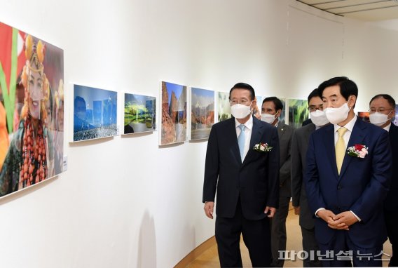 안병용 의정부시장 17일 '중국 서부지역 사진전' 전시작 관람. 사진제공=의정부시