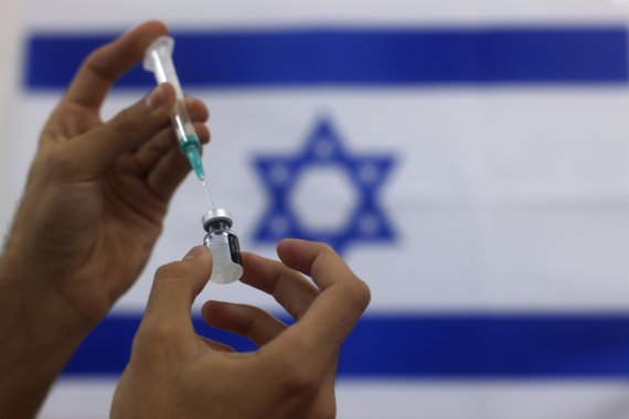 이스라엘 군 구급대원이 남부 아스도드의 한 의료센터에서 고령층에 투여할 화이자 코로나19 백신을 준비하고 있다. 뉴시스 제공