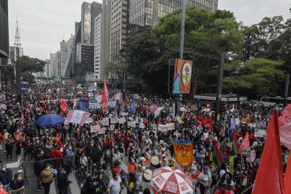 브라질 상파울루에서 19일(현지시간) 자이르 보우소나루 대통령의 팬데믹 대응을 비판하며 그의 탄핵을 요구하는 시만들이 대규모 시위를 벌이고 있다. 이날 브라질의 코로나19 사망자 수는 50만명을 넘어섰다. AP뉴시스