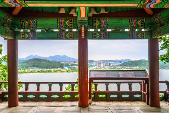 소악루에서 바라본 한강 풍경. 겸재 정선은 궁산에 올라 안현석봉과 소악후월을 그렸다. 서울관광재단 제공