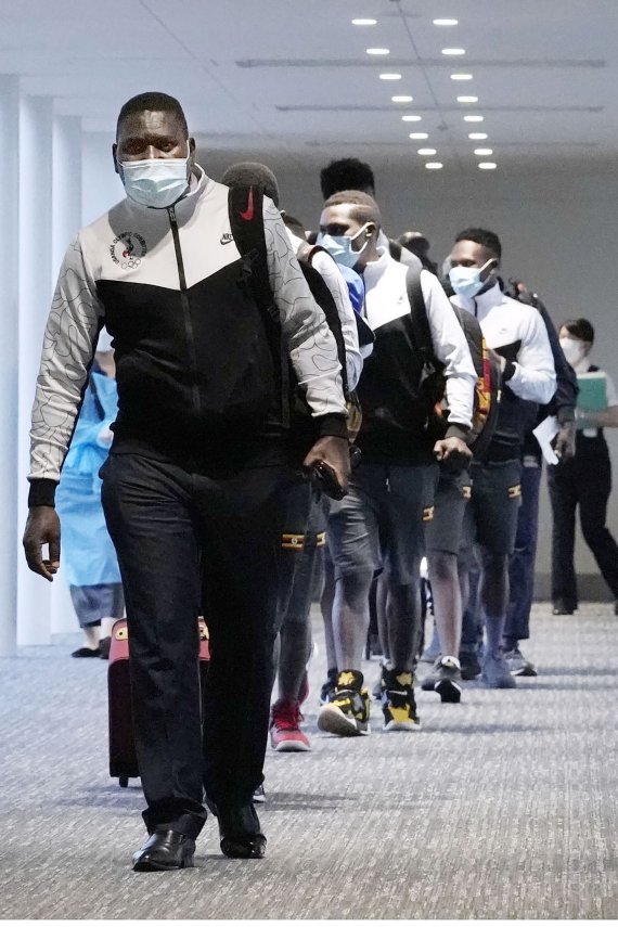 19일 일본 나리타국제공항에 도착한 우간다 올림픽 선수단. 총 9명이 입국한 가운데 1명이 공항 검역 단계에서 코로나19 확진 판정을 받았다. AP뉴시스