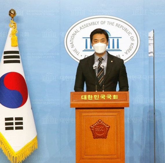 與 "전국민 재난지원금은 경제버팀목"