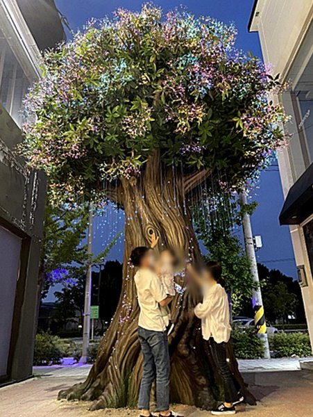 [대구=뉴시스]이지연 기자 = 성서아울렛타운에 설치된 광섬유트리 모습. (사진=달서구청 제공) 2021.06.20. photo@newsis.com