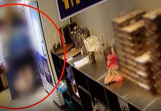 경기도 내 민주당 지역위원장 이모씨가 지난 9일 한 치킨집에서 여성 종업원을 성추행 하는 장면이 CCTV에 담겼다. TV조선 방송화면 캡처
