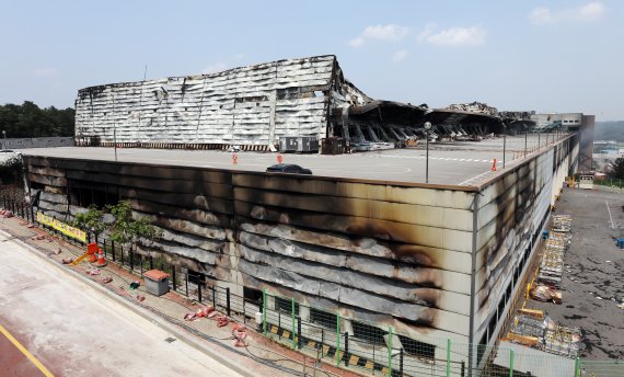 쿠팡물류센터 화재  닷새째…불씨 제거 총력, 2차 안전진단 예정