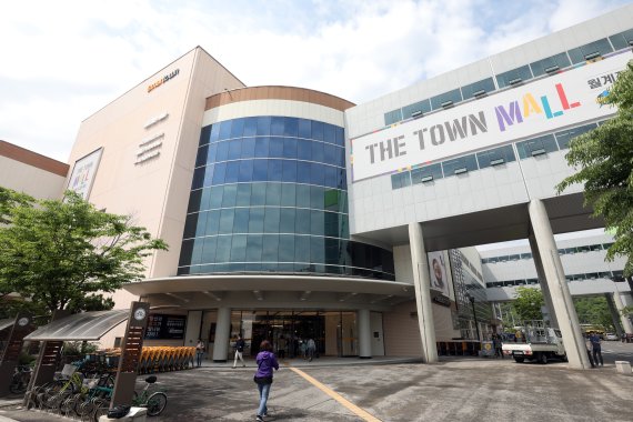 28일 서울 노원구 이마트타운 월계점에서 고객이 매장으로 향하고 있다. 10개월간의 공사를 통해 미래형 점포로 문을 연 이마트타운 월계점은 식료품 매장을 '체험형', '고객 맞춤형','정보 제공형'으로 강화 했다. 2020.5.28/뉴스1 © News1 황기선 기자