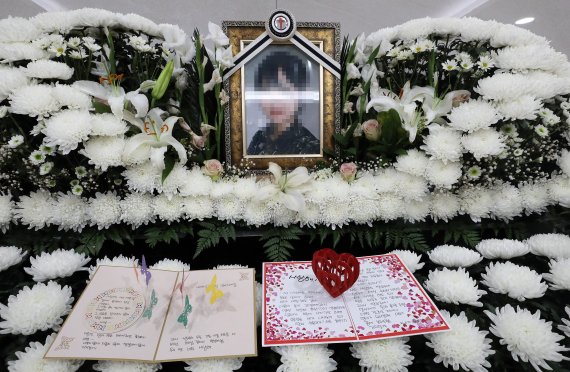지난 11일 경기도 성남시 국군수도병원 장례식장에 마련된 고(故) 이모 공군 중사 분향소에 이 중사 어머니의 편지가 놓여 있다. 뉴스1 제공