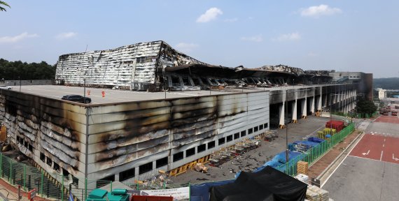 이천 쿠팡 덕평물류센터 화재 발생 나흘째인 지난 20일 경기도 이천시 마장면 쿠팡 덕평 물류센터 현장에서 소방당국이 진화작업을 벌이고 있어 흰 연기가 피어오르고 있다. / 사진=뉴스1