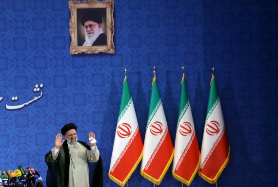 이란의 세예드 에브라힘 라이시 대통령 당선인이 21일(현지시간) 수도 테헤란에서 대선 승리 이후 처음으로 기자회견을 진행하고 있다.로이터뉴스1