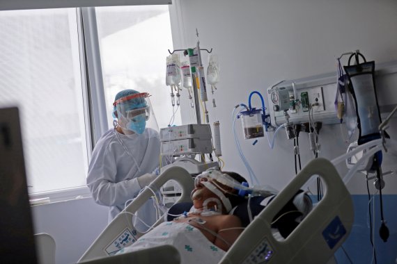 지난 6월3일(현지시간) 콜롬비아 보고타의 한 병원 중환자실에서 병원 직원이 코로나19 환자를 돌보고 있다.로이터뉴스1