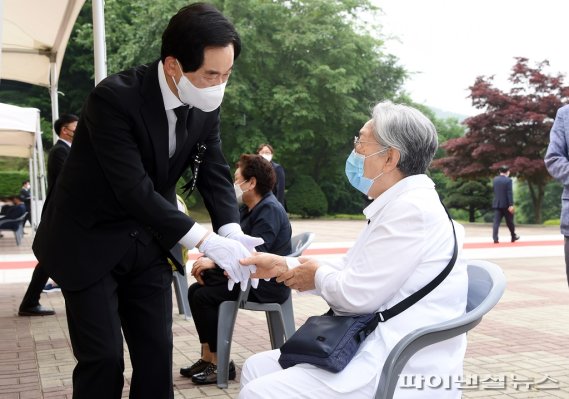 안병용 의정부시장 국가유공자 유가족 위로. 사진제공=의정부시