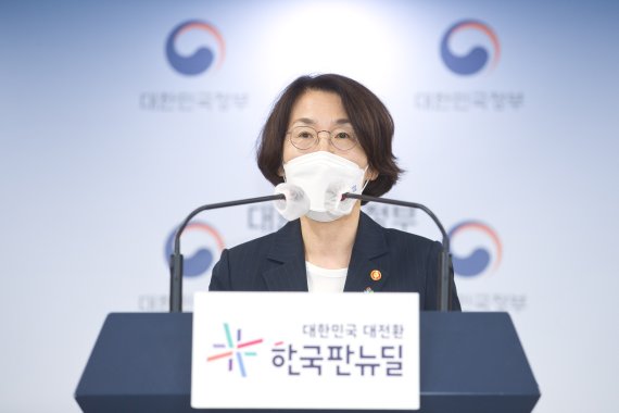 임혜숙 과학기술정보통신부 장관이 지난 8일 서울 종로구 정부서울청사 본관 브리핑룸에서 제19회 국가우주위원회 관련 브리핑을 하고 있다. 뉴스1