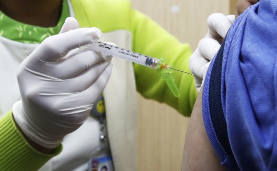 22일 서울 서초구 서울성모병원에서 30세 미만 의료진이 코로나19 모더나 백신 접종을 받고 있다.뉴시스