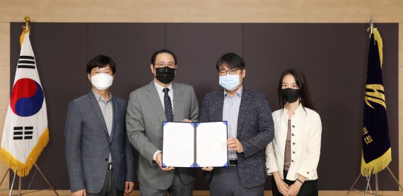 김동욱 파인이노베이션 대표, 윤희성 학교법인일송학원 상임이사, 이동진 한림대학교강남성심병원 기획실장, 이재희 한림국제대학원대학교 청각언어치료학과 교수(왼쪽부터)가 '2021 인공지능 학습용 데이터 구축사업' 협약식 후 기념촬영을 하고 있다.