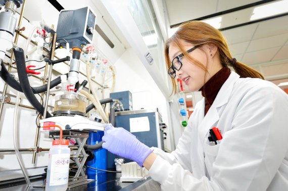 LG화학 연구원이 생분해성 신소재의 물성을 테스트하고 있다.