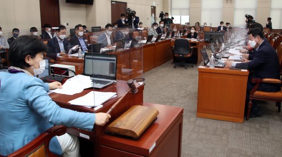 국회 행정안전위원회 법안심사소위는 22일 대체공휴일법 제정안을 민주당 단독으로 통과시켰다. /사진=뉴스1
