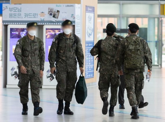 이제는 軍도 '백신 인센티브'.. 격리 면제에 면회 허용