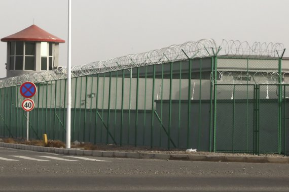 2018년 12월3일 중국 서부 신장위구르자치구 아투스의 한 수용소 주변에 감시탑과 철조망이 설치돼 있다. /사진=뉴시스