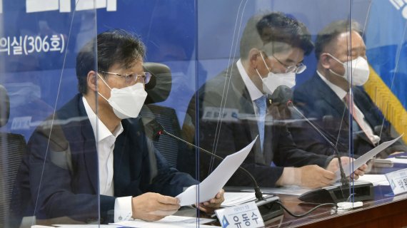 더불어민주당 가상자산TF는 23일 서울 여의도 국회에서 열린 1차 회의에서 국회에 제출된 가상자산 관련 법안들에 대한 정부 측 입장을 제출해줄 것을 요구했다. 유동수 TF 단장은 회의 직후 기자들과 만나 "다음 TF까지는 정부측에서 의원들이 낸 여러 법안에 대한 정부측에 대한 입장을 정확하게 정리해서 와달라고 주문했다"고 말했다. 유동수 단장이 인사말을 하고 있다. /사진=뉴시스화상