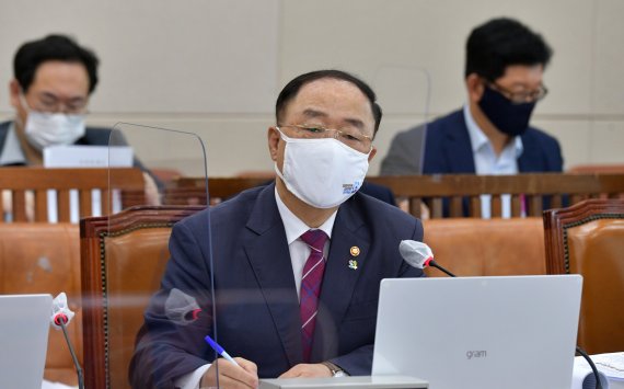 홍남기 "특단의 대응 없다면 '인구지진' 발생할 것"