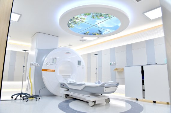 화순전남대병원은 최신 MRI기기인 '마그네톰 비다'<사진>을 도입해 신속·정확한 검사와 함께 대기시간을 크게 줄였다고 밝혔다.사진=화순전남대병원 제공