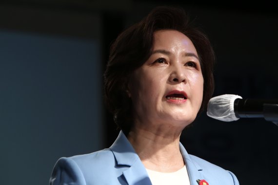 추미애, ‘곧 출마 선언’ 尹 향해 “대권 부적격...포장지 벗겨질 것”