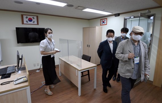 [서울=뉴시스]사진공동취재단 = 박지원 국가정보원장이 23일 기자들과 함께 북한이탈주민보호센터 조사실을 둘러보고 있다.