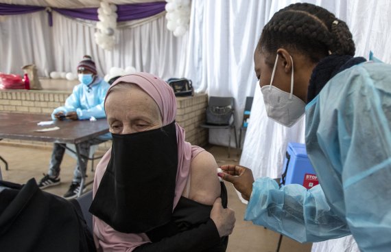 남아프리카공화국 요하네스버그에서 23일(현지시간) 한 교사가 코로나19 백신을 맞고 있다. 아프리카의 백신접종율은 1%에도 못미친다. AP뉴시스