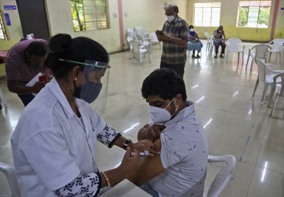 23일(현지시간) 인도 히데라바드에서 한 시민이 코로나19 백신을 접종받고 있다. 인도 정부는 지난 21일부터 모든 성인에 대한 무료 백신 접종을 진행하고 있다.AP뉴시스