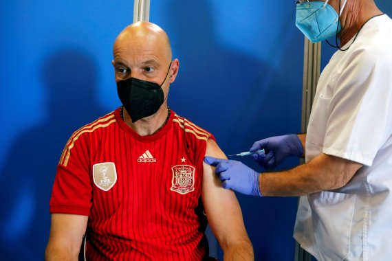 지난 6월9일(현지시간) 스페인 론다에서 전직 축구선수가 화이자 코로나19 백신을 접종받고 있다.로이터뉴스1