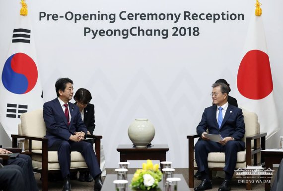지난 2018년 2월 평창올림픽 개막식 당일 문재인 대통령이 방한한 아베 신조 당시 일본 총리와 회담을 하는 모습. 당시 두 정상은 약 1시간 동안 회담을 했다. 청와대 페이스북. 뉴스1